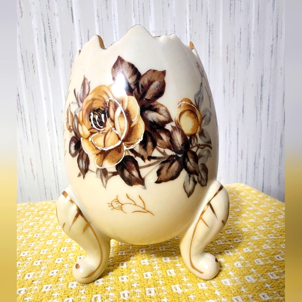 Small egg shaped vase. Approx 5 inches in height